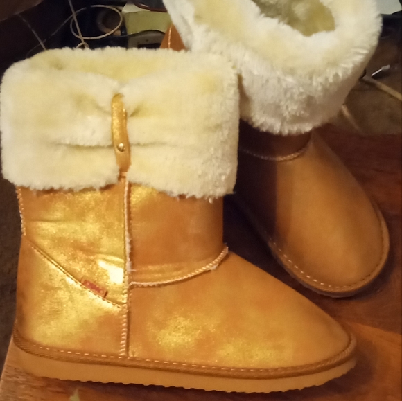 Gold and faux fur lined boots - Picture 2 of 4